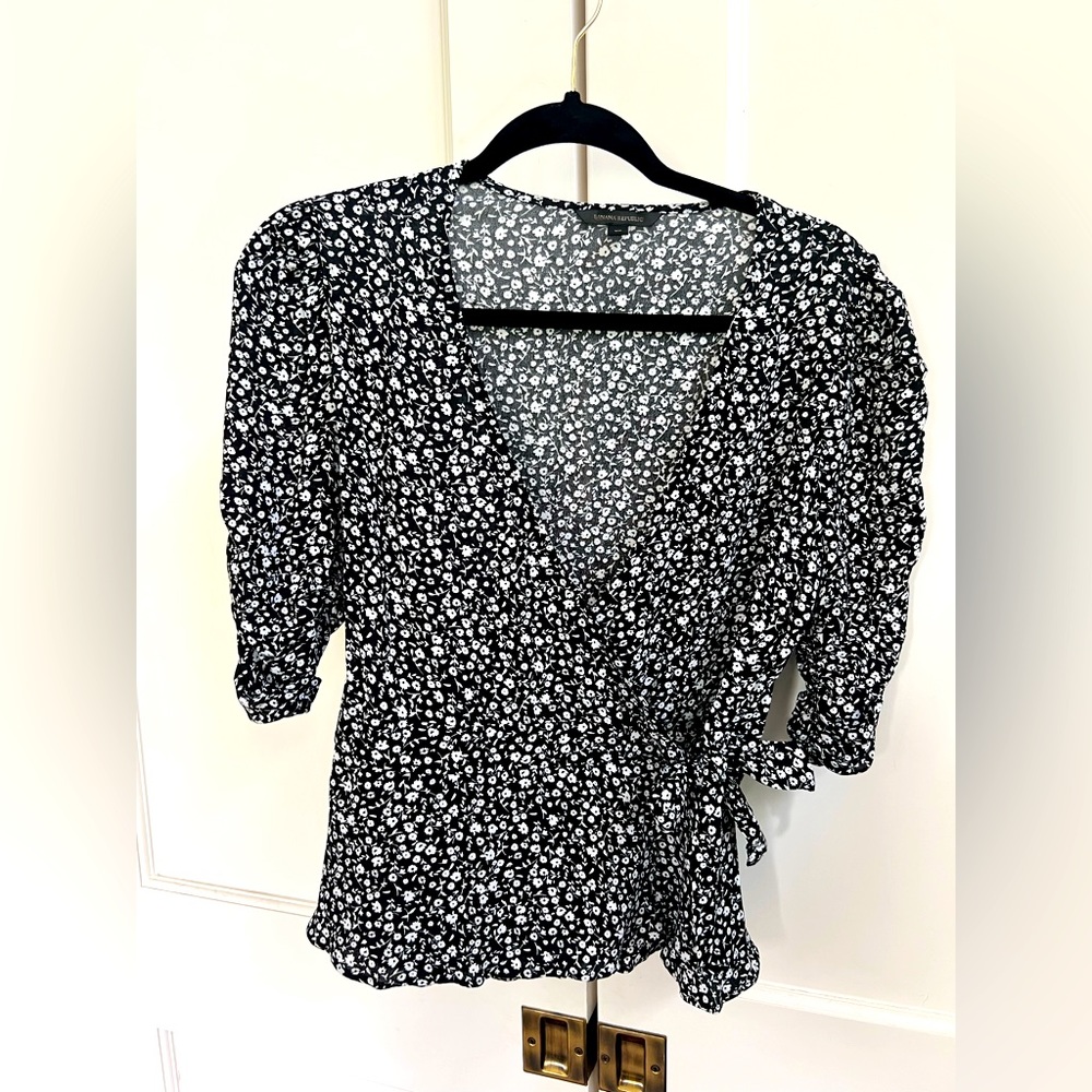 Banana republic quarter sleeve front tie floral top xs